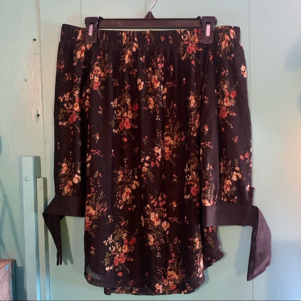 Off the shoulder floral top. Bow tie wrists